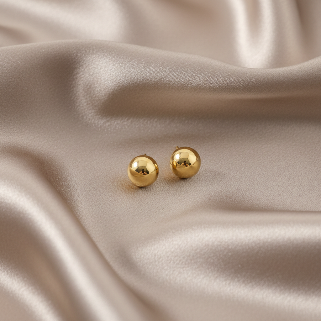 Gouden ball studs op taupe stof