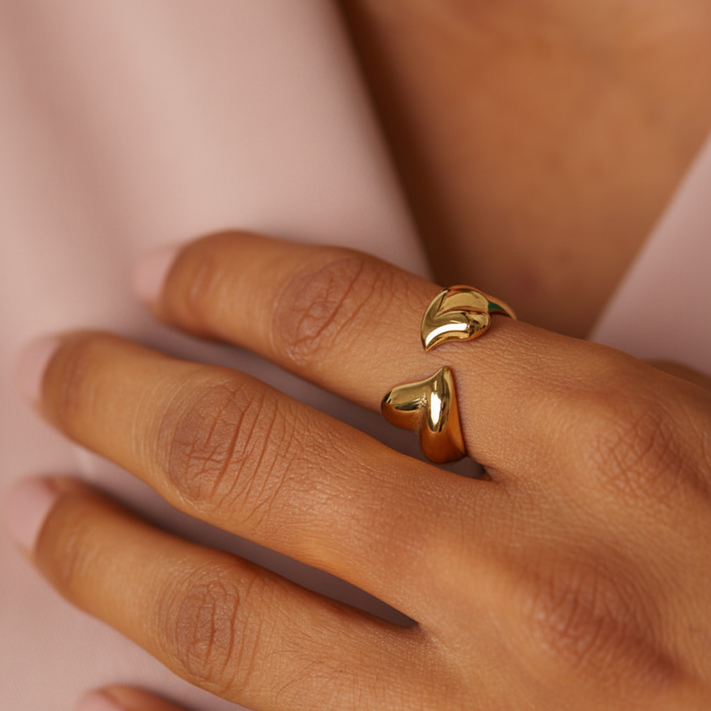 Gouden ring met roze achtergrond