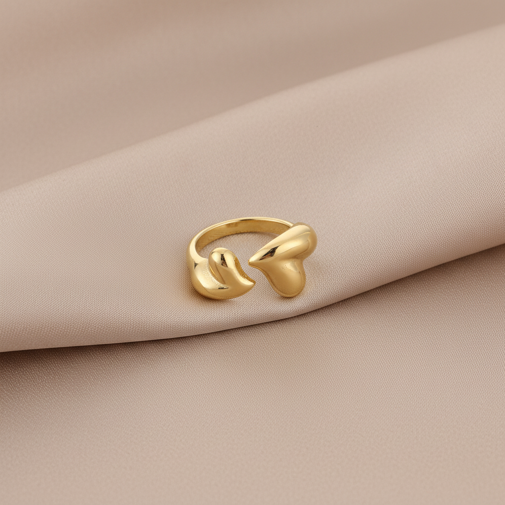 Gouden ring op taupe achtergrond