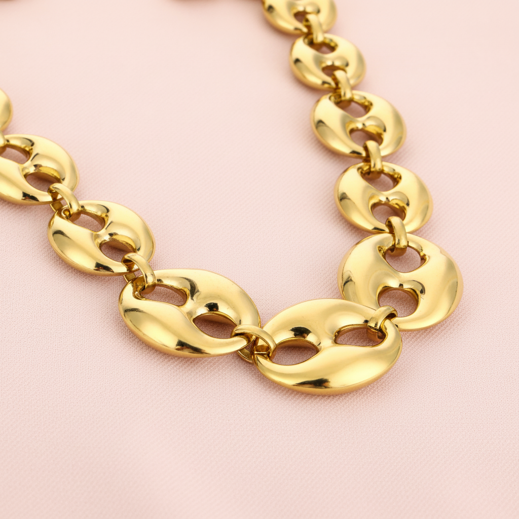 Gouden schakelketting licht roze achtergrond