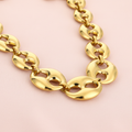 Gouden schakelketting licht roze achtergrond