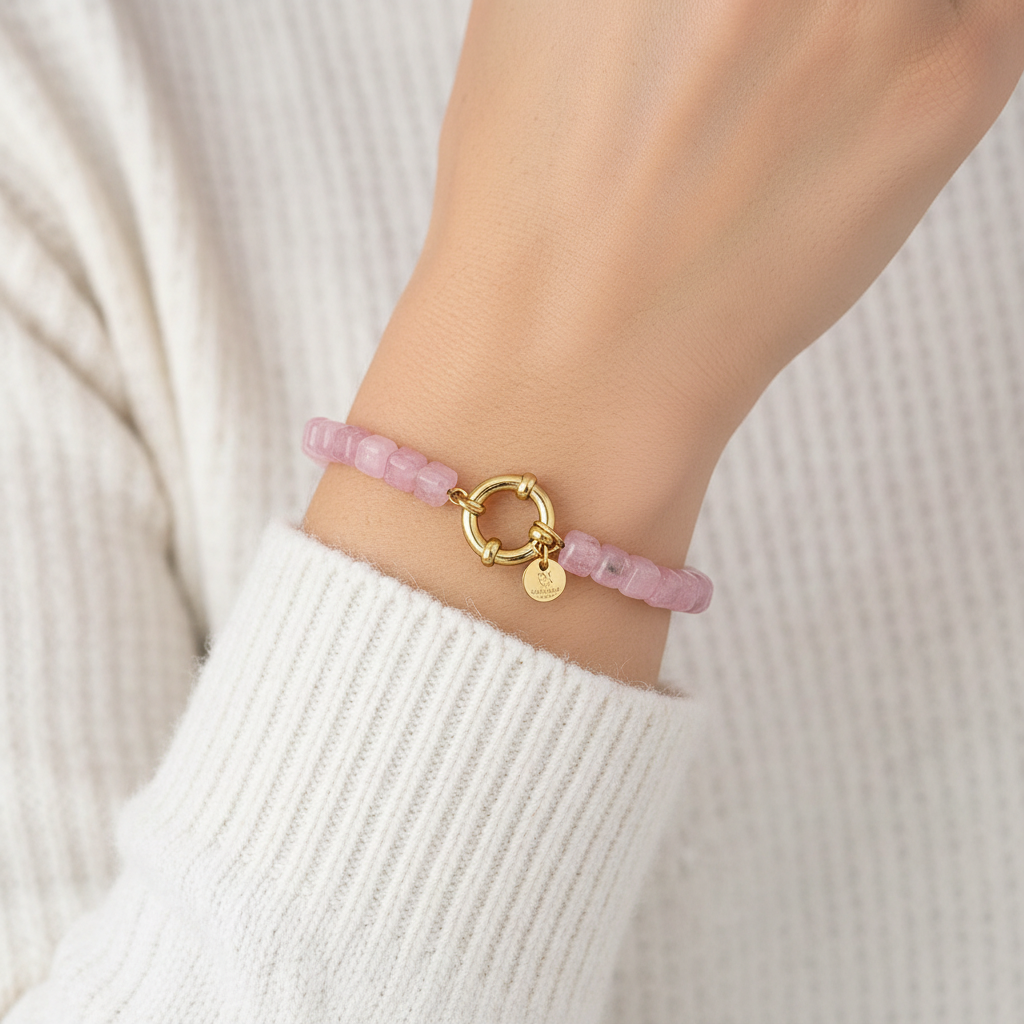 Roze natuurstenen armband om pols