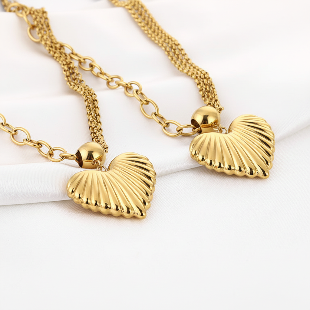 Twee gouden hartkettingen