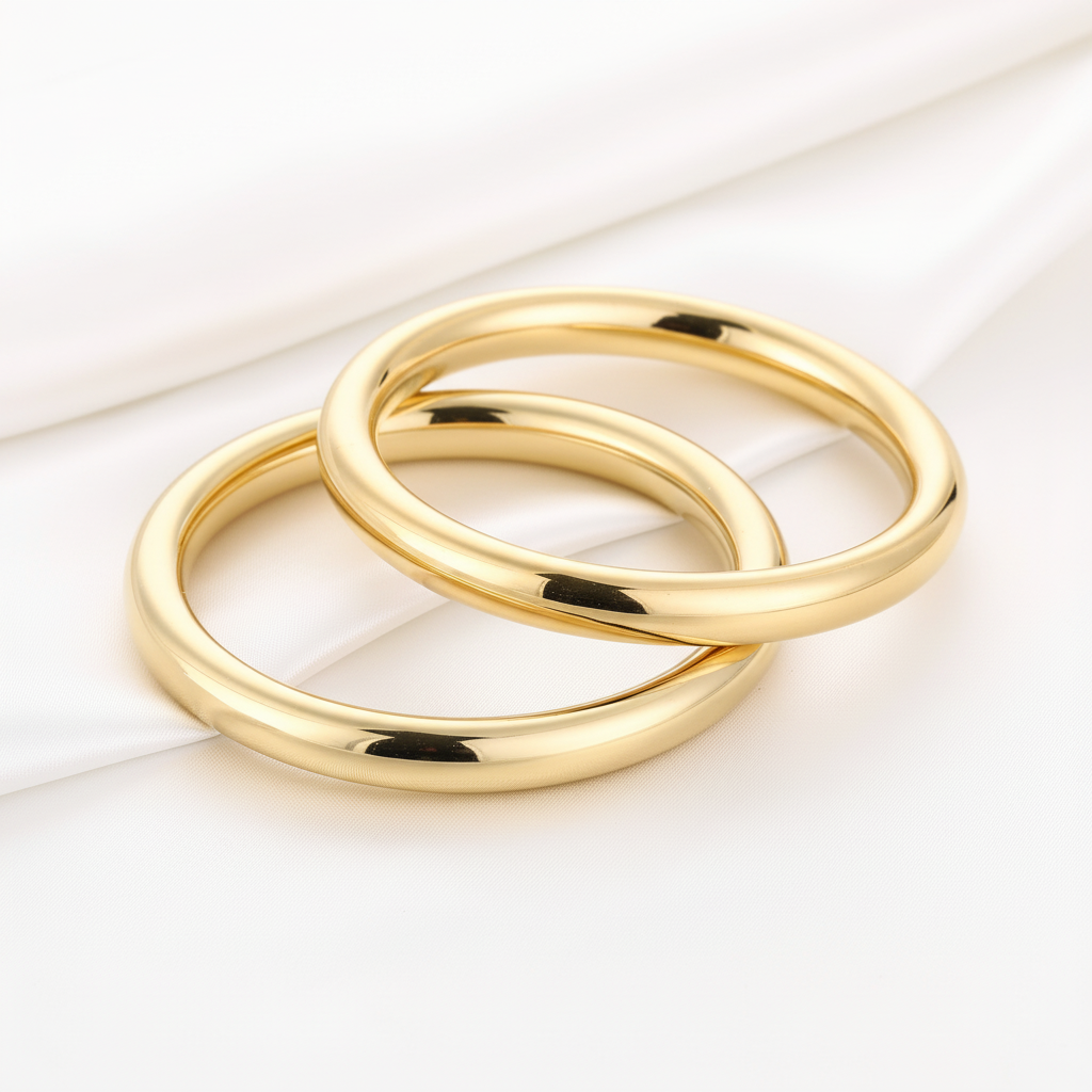 Twee gouden ringen op witte stof